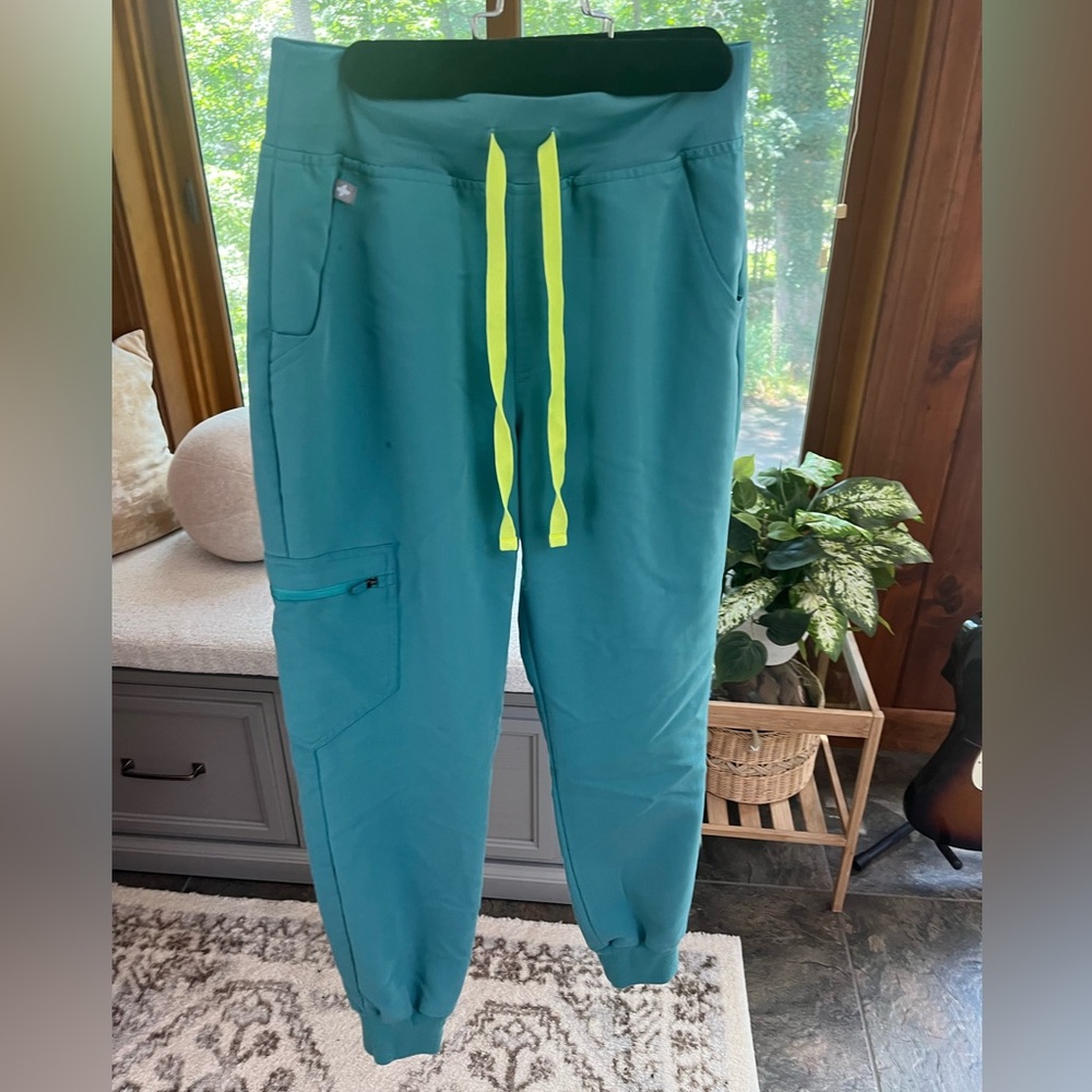 Figs High Waisted Zamora jogger scrub pants size xs petite in Cactus